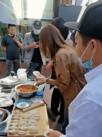 蒋欣与工作人员片场包饺子！动作麻利满手面粉，长相漂亮引人偷拍