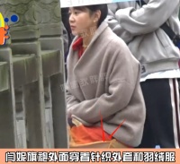 闫妮大冷天拍戏露长腿，裙子开叉太高冻得慌，一旁助理负责穿衣