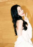 Angelababy白裙造型上班写真 “别烦美女”手机壳亮了
