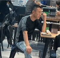 55岁侯勇小餐馆吃饭，小20岁三婚娇妻素颜出镜，皮肤白皙颜值出众