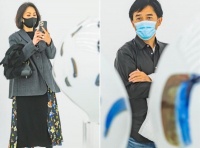 结婚14年，梁朝伟与刘嘉玲罕见同框看展，跟在老婆身后似跟班