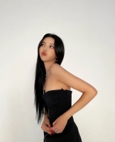 (G)I-DLE成员田小娟SNS发照 穿黑裙露香肩纹身