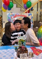 60岁杜德伟近况曝光，为6岁儿子庆生，父子互动超温馨
