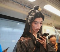 男子骨骼惊奇穿古装坐地铁，脸部菱角分明，网友：胖点就好了！
