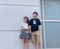 李亦航妈妈频繁晒儿子与阿拉蕾的照片，合照可爱，引起网友热议