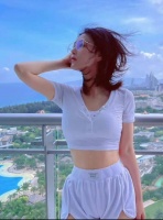 张馨予分享机场遭遇惹争议，拿行李时未被礼让，吐槽机场人太冷漠