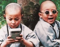 释小龙全家出游，身材火辣的妻子成焦点，网友：难怪还俗了