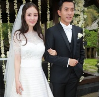 网传刘恺威开始新恋情，与女星牵手散步，女方晒戒疑结婚？