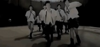 他怎么还没凉透？！