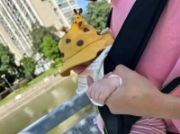 王彦霖一宿只睡三小时，收工后赶紧陪妻女，双手握女儿小手好有爱