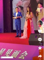 温碧霞现身株洲捞钱，一袭粉红长裙千古不变，引起网友热议