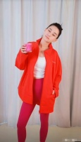 赌王千金何超莲晒照，丸子头配瑜伽裤好健美，小腹平坦打破怀孕传闻