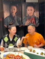 49岁“最美潘金莲”罕现身！和男网红高档餐厅吃饭，打扮精致贵气