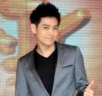 林志颖车祸后首露面，面色憔悴，消瘦不少，庆幸脸部未留下疤痕