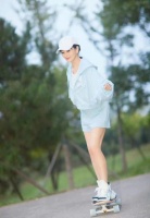 赵雅芝粉丝声讨其经纪人？称为炒作，让年近70岁赵雅芝穿厚底鞋滑滑板？