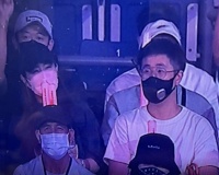 Selina与男友罕见同框，并肩而坐看演唱会，感情稳定幸福温馨