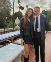 任达华女儿看秀，与国际巨星罕见同框，有史泰龙、派恩、克里斯等