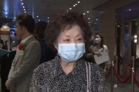 楚原离世8个月后遗孀罕见露脸，自曝瘦了9斤，不慎摔倒靠拐杖助力