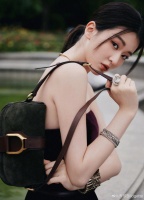乔欣穿复古红丝绒抹胸长裙大秀美背！雪肤玉貌太性感撩人