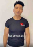 52岁唐文龙罕见与女友秀恩爱，用山东话说故事，自曝已在北京定居