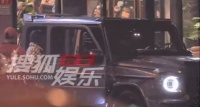 黄子韬驾车带徐艺洋吃饭，低调出行关系暧昧，女主坐副驾引猜疑