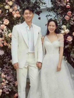 孙艺珍挺孕肚参加朋友婚礼，忙着给新人拍照，估计回家和老公分享