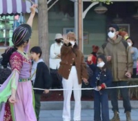 霍思燕全家出游，嗯哼长到妈妈肩膀，旁边小女孩身份神秘
