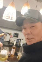 港星吴启华与好友喝酒聚会！桌上摆整只火腿肉，定居内地生活惬意