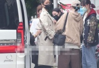46岁林心如去超市买菜，秀腹肌保养得当，周围路人拿手机拍照