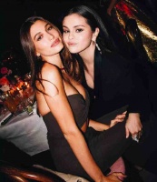 世纪同框！比伯妻子海莉与其前女友赛琳娜合影，亲密相拥胜似闺蜜