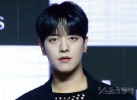 ONEUS金英助暂停活动 被曝PUA女友还向粉丝要礼物