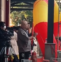 50岁徐峥路边拍戏胖一圈！挺圆滚大肚子走路，身形太壮衣服显紧绷