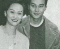 张智霖妈妈太惊艳了，气质优雅打扮时髦，名字更是前卫又洋气！