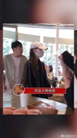 有网友在咖啡店偶遇杨颖 当天她穿着朴素……