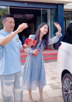 黄圣依夫妇被传离婚后同框！豪宅前被婆婆送大红包，一旁老公吃醋