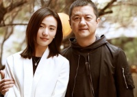 李亚鹏老婆遛娃被拍！二女儿正脸曝光，脸圆嘴唇翘，长得很像李嫣