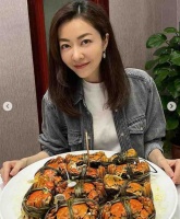 熊黛林花式许愿：端一盘大闸蟹喜笑颜开，吃美食还能瘦身