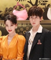 成毅和张小斐站一起参加活动气质出众，居然有着满满的CP感！