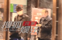 67岁张国立与友人聚会被拍！头戴礼帽握手热聊，走路前倾身形佝偻