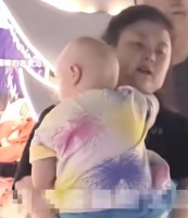 网传沈腾已与老婆分居，女方被拍独自带娃，身材变样认不出