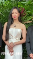 一袭珍珠白束腰长裙，简直美极了