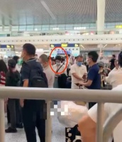 周涛在高铁站与普通人一起排队，网友说：真正的名人都很低调