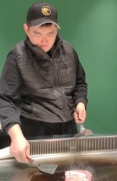 赵本山儿子近况罕见曝光！脸部圆润眉头紧皱，穿一身黑衣煎牛排