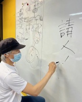 周星驰开通社交平台，头发花白肌肉线条明显，写了两个字来招募人才
