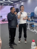 《乡爱》谢广坤杨晓燕同框，现场情歌对唱，配合默契举止亲密