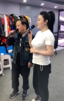 “谢广坤”和关婷娜合唱情歌！搂靠肩膀举止亲密，卖力演唱太兴奋
