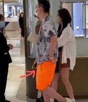 曝王思聪身边换新美女！女方穿着热辣长发披肩，被拍一起回家过夜