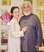 著名导演张纪中突发情况，带货累倒直播间，妻子杜星霖却这样做