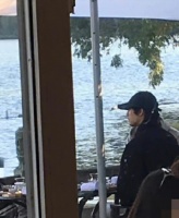 网友西湖偶遇宋威龙，坐湖边凝神思考，何时能和于正成功解约进组