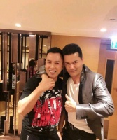 吕良伟请甄子丹喝酒，压低杯子示好，引起网友热议